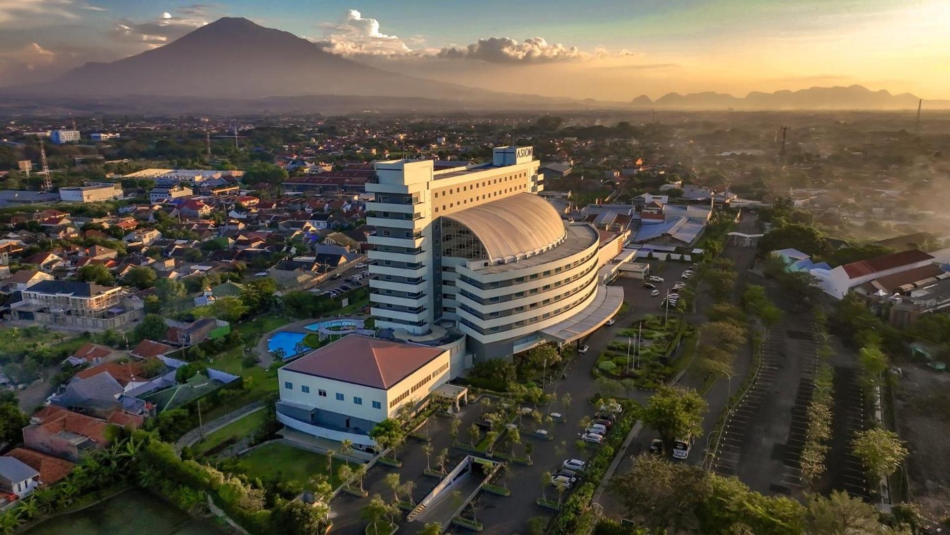 Aston Cirebon Hotel y Centro de Convenciones Exterior foto
